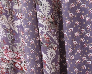 Gros plan détaillé sur le motif paisley vintage violet et floral du tissu fluide