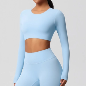 Détail du haut de yoga bleu clair avec tissu brossé double face et coussinets de poitrine