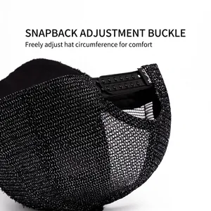 Vue arrière d'une casquette de baseball noire avec fermeture snapback réglable