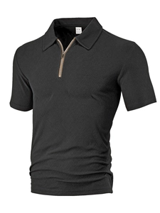 Gros plan du polo noir avec tissu en maille texturée et fermeture éclair au col