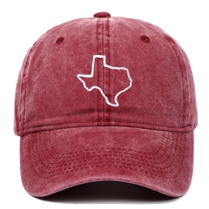 Dettaglio del ricamo della mappa del Texas su un berretto da baseball in cotone bordeaux