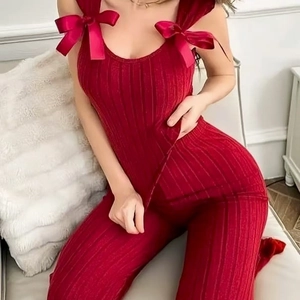 Ensemble homewear rouge en maille côtelée avec haut sans manches à nœuds et pantalon assorti