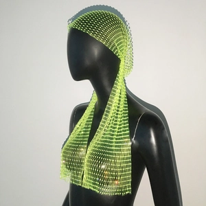 Détail de la coiffe en maille de strass vert fluo avec des motifs de perles complexes
