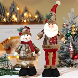 Detail von Plüsch-Weihnachtsschneemann und Weihnachtsmann mit festlichen Karomuster-Akzenten
