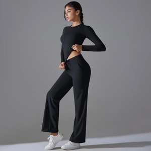 Détail du haut de yoga noir à manches longues et du pantalon large à cordon élastique