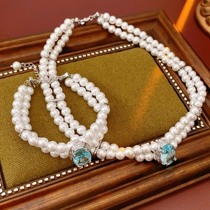 Parure de bijoux en perles double rang avec pierres bleues et cadre rétro
