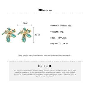 Dettaglio orecchini a fiore in smalto blu con dimensioni 4,5x4,2 cm in acciaio inossidabile