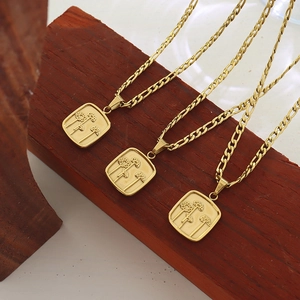 18K vergoldete Titan-Halskette mit quadratischem Blumenrelief auf einer Figaro-Kette