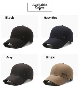Detailansicht lässiger Baseballkappen in den Farben Schwarz, Marine, Grau und Khaki