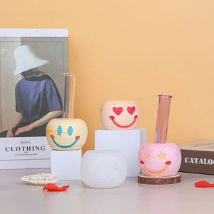 Molde de silicona DIY para portavelas de sonrisa con jarrones de flores coloridos terminados