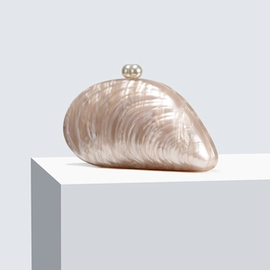 Elegante perlen-champagnerfarbene Acryl-Abendtasche in Muschelform mit Perlenverschluss