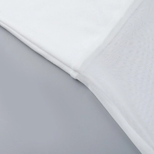 Détail des coutures en maille blanche et de la finition textile haut de gamme sur la robe