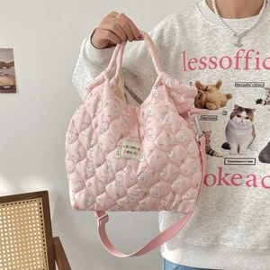 Détail du sac cabas matelassé rose avec imprimé lapin mignon et bandoulière réglable