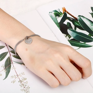 Dettaglio del bracciale a doppio strato in acciaio inox argento con ciondolo a cuore