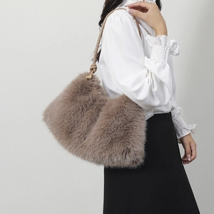 Sac sous le bras en fausse fourrure marron avec fine bandoulière pour la mode automne hiver