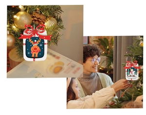 Gros plan d'ornements de Noël en bois avec renne, bonhomme de neige et nœuds festifs