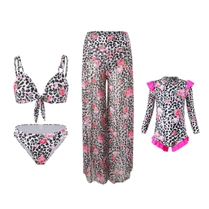 Détail de bikini imprimé léopard rose avec pantalon en résille et maillot de bain pour enfant