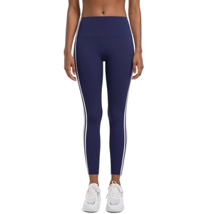 Détail du legging de yoga taille haute bleu marine avec bandes blanches et large ceinture