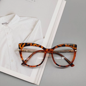 Dettaglio montatura cat-eye tartarugata con eleganti stanghette in metallo dorato