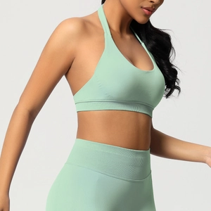 Détail du soutien-gorge de sport dos nu vert clair sans couture et du legging côtelé
