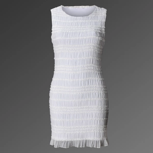 Détail d'une robe moulante blanche avec un tissu smocké complexe et un ourlet à volants