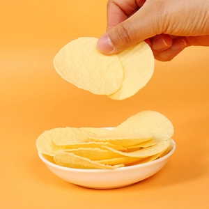 Accessoires de chips de pommes de terre en PVC réalistes dans un bol sur fond orange vif