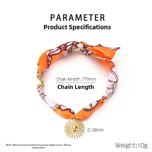 Détail du collier foulard en soie orange de 770mm avec pendentif soleil doré de 36mm