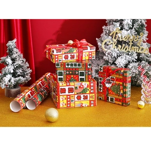 Detailansicht der Weihnachtsgeschenkpapierrollen mit festlichen roten und grünen Mustern