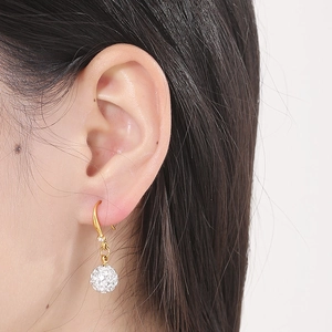 Élégantes boucles d'oreilles crochet en or avec boules de cristal pavées sur un mannequin