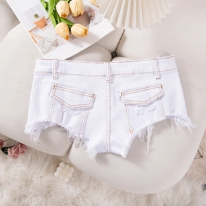 Dettaglio degli shorts in denim bianco con orlo sfrangiato e tasche posteriori classiche