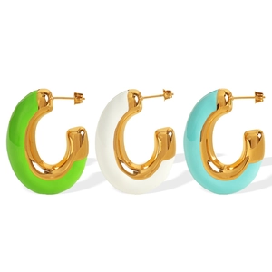 Tre paia di eleganti orecchini a cerchio a C in smalto nei colori verde, bianco e azzurro