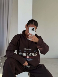 Détail de l'ensemble sweat à demi-zip marron café avec imprimé coastal dunes