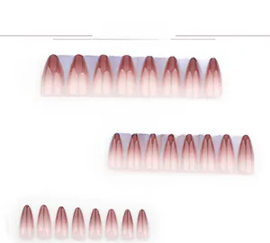 Détail de 24 faux ongles amande dégradé marron avec une finition nacrée et scintillante