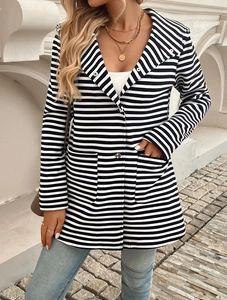 Dettaglio del cardigan in maglia a righe bianche e nere con bavero e bottoni per donna