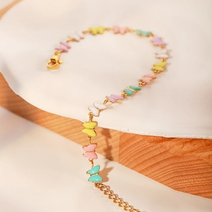 Detail von 18K vergoldetem Edelstahl-Armband mit bunten Emaille-Schmetterlingen