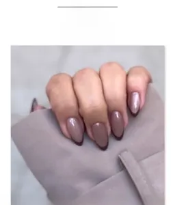 Détail des faux ongles amande French mocha marron avec pointes café foncées
