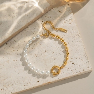 Detail of 18K gold-plated stainless steel bracelet with oval pearl and lobster clasp