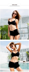 Dettaglio degli shorts in denim nero sexy con lacci laterali e top in pizzo nero