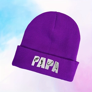 Dettaglio del ricamo PAPA e del motivo silhouette pesca sul berretto di maglia viola