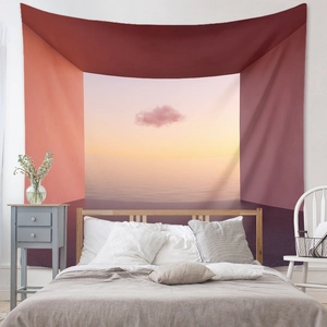 Détail de la tapisserie bohème avec paysage marin au coucher du soleil sur un mur de chambre