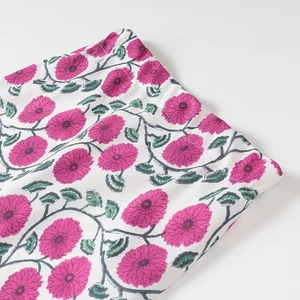 Détails de l'imprimé floral avec fleurs roses, feuilles vertes et coutures à la taille