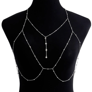 Chaîne de corps argentée à plusieurs niveaux avec pendentifs en cristal sur mannequin