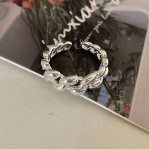 Detailed view of the 925 sterling silver chain ring with a polished minimalist curve