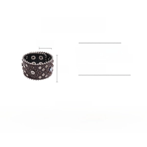 Détail du bracelet punk en cuir avec clous en cristal et rivets, taille 22,5cm x 4cm