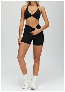 Dettaglio degli shorts da yoga neri a vita alta con cintura a V e tessuto opaco
