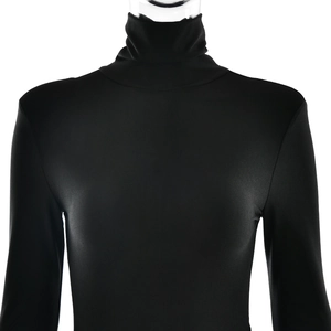 Détail du col roulé haut et des manches longues sur une robe moulante noire