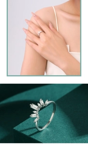 Macro dell'anello corona d'argento con pietre rettangolari su supporto verde