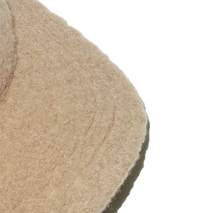 Makro-Textur aus hochwertigem beigem Wollfilz mit weicher Faseroptik für Baseball-Kappen