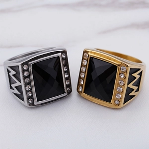 Details quadratischer Titanstahlringe mit schwarzem Facettenstein und Zirkonia