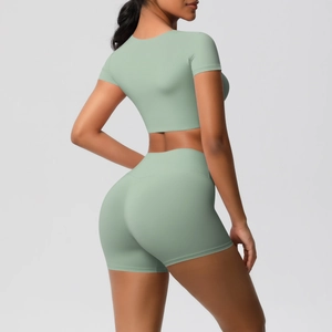 Salbeigrünes Set aus Crop-Top und Yoga-Shorts in Seitenansicht für Fitness-Training